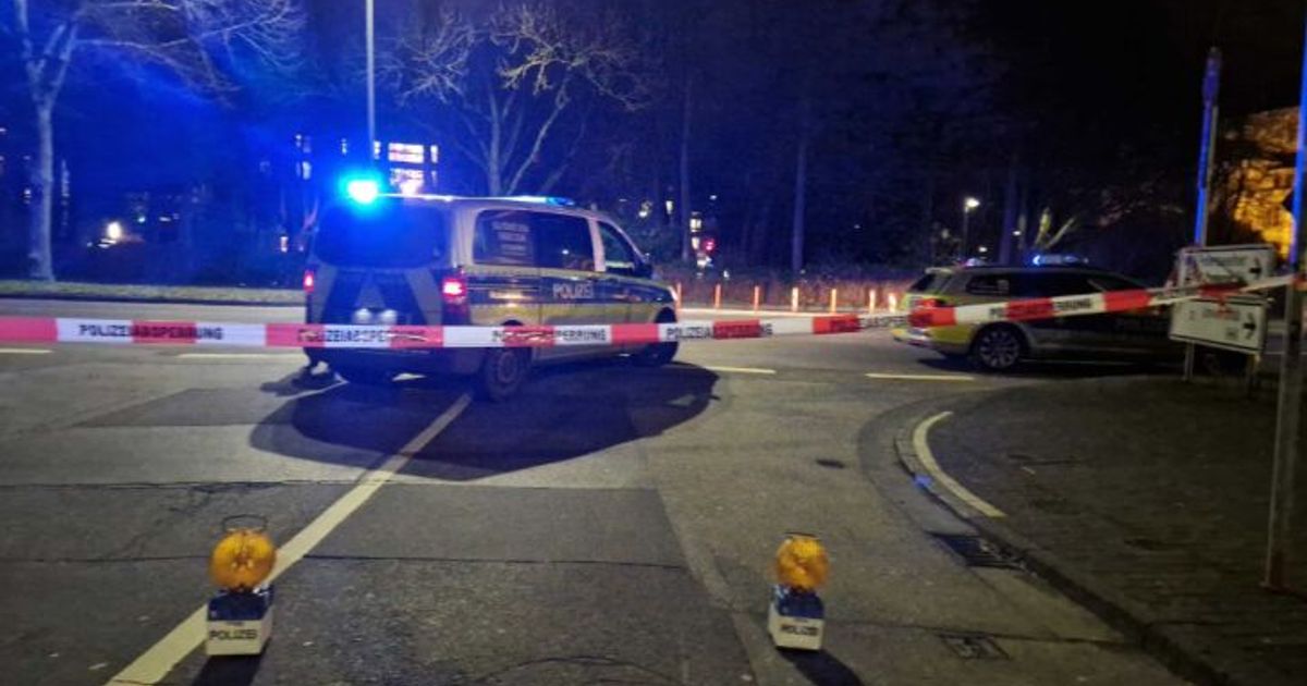 Pkw-prallt-in-Deutschland-in-Bushaltestelle-Vier-Verletzte