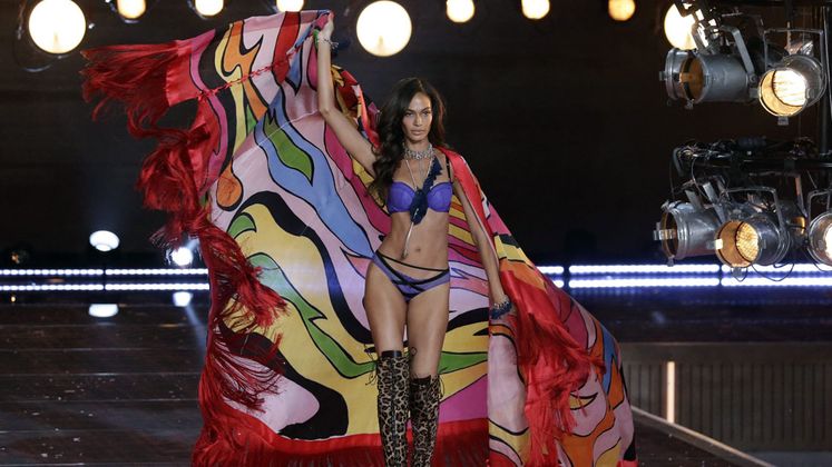 Joan Smalls wusste auch mit farbenfrohem Umhang zu überzeugen.
