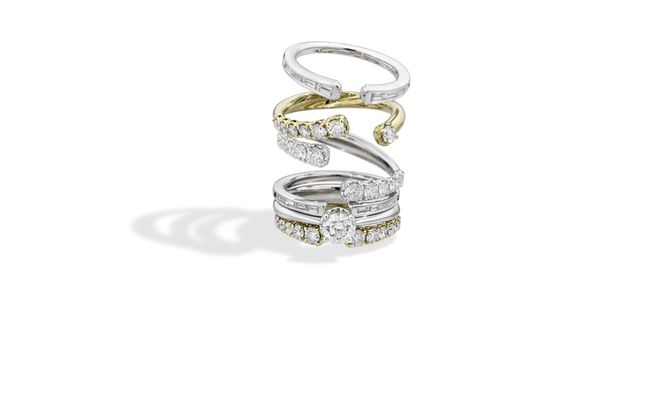 Wer zu Weihnachten nicht nur einen, sondern gleich mehrere Ringe verschenken will, sollte Juwelier Winkler in Serfaus oder Landeck aufsuchen. Dort werden unter anderem diese Recarlo Ringe angeboten. 