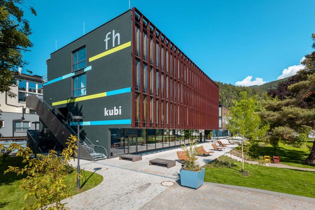 Die virtuellen Rundgänge durch das FH-Gebäude und Studentenheim bieten einen guten Einblick in den Hochschulalltag und das Leben am Campus.