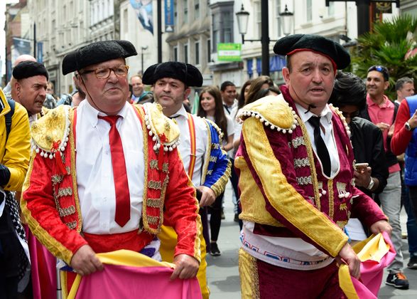 Um den Turiner Stier zu zähmen, fuhren die spanischen Fans die Spezial-Einheit auf.