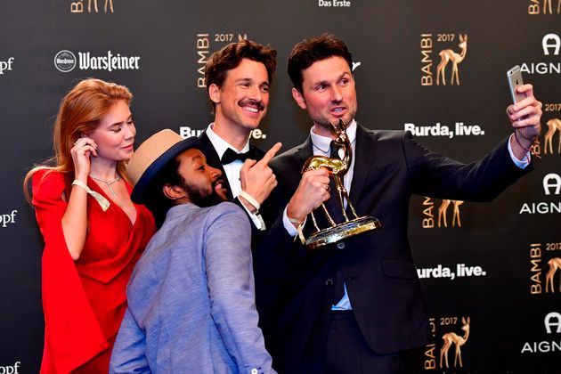 Zum besten Film kürte die Jury die Flüchtlingskomödie "Willkommen bei den Hartmanns". Im Bild die Darstellerriege rund um Florian David Fitz und Palina Rojinski.