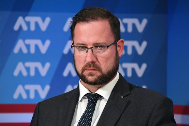 "Abschaffung von 140 auf Autobahn - der Anfang vom Ende." FPÖ-Mandatar Christian Hafenecker schreibt apokalyptische Presseaussendungen.