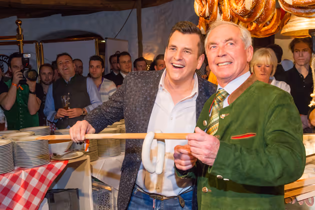 Auch sie lieben die Weißwürstln: Schlagerstar Marc Pircher mit Skilegende Karl Schranz.