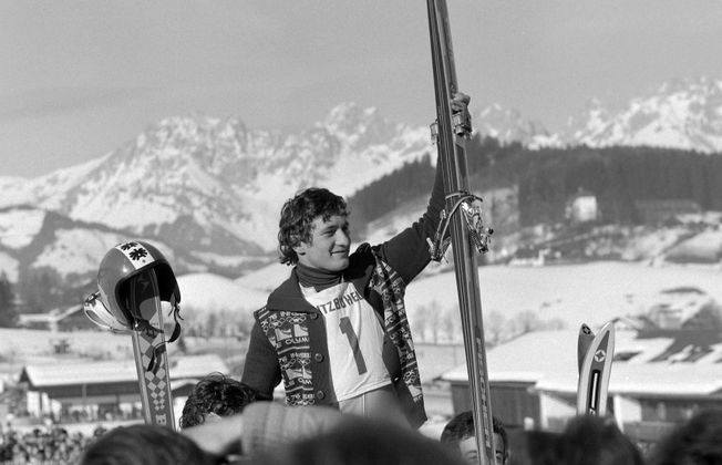 Der Kaiser:  Spätestens mit seinem Olympiasieg 1976 wurde Franz Klammer zum Volkshelden. Nach seinem viertem und letztem Streif-Sieg brachen alle Dämme, die Zäune im Zielraum wurden niedergetreten. Ein Jahr später dankte der „Kaiser“ ab.