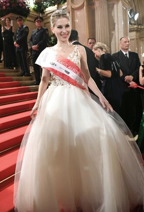 Larissa Robitschko, die Miss Austria 2019, auf der Feststiege.