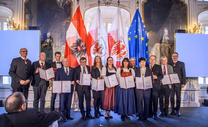 v.l: LH Anton Mattle, Günther Lieder, Herbert Pixner, Manfred Duringer, Jakob Falkner, Sabine Gruber, Bruni Fröschl, Martha Schultz, Hansjörg Hofer, Elisabeth Rathgeb, Hermann Petz, Florian Mussner und LH Arno Kompatscher.