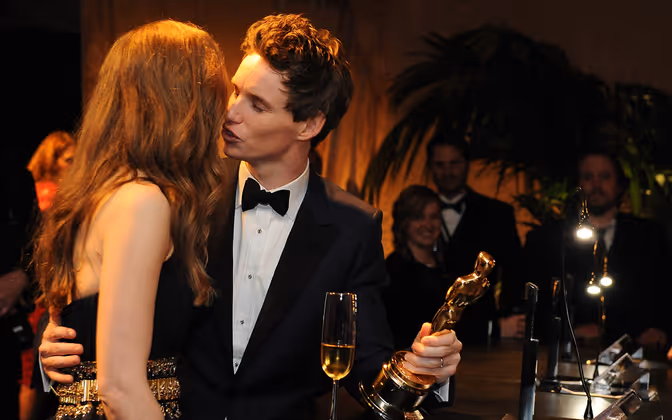 Ein Oscar für Eddie Redmayne, ein Kuss für Ehefrau Hannah Bagshawe.