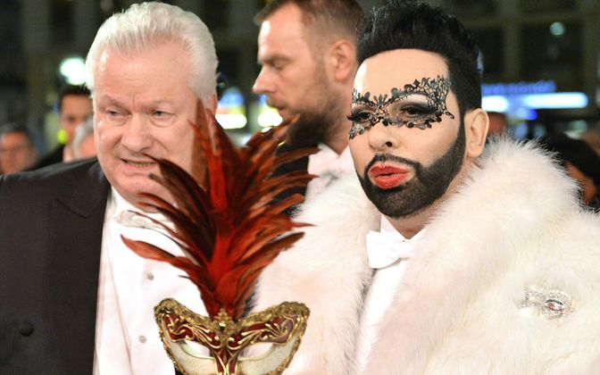 Modeschöpfer Harald Glööckler und sein frisch angetrauter Ehemann Dieter Schroth auf dem Roten Teppich.