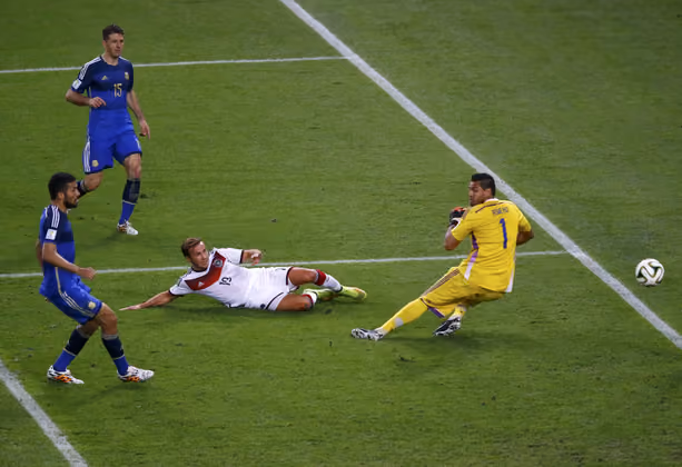 Die entscheidende Szene im Endspiel: Mario Götze erzielt in der 113. Minute den Siegtreffer für Deutschland.
