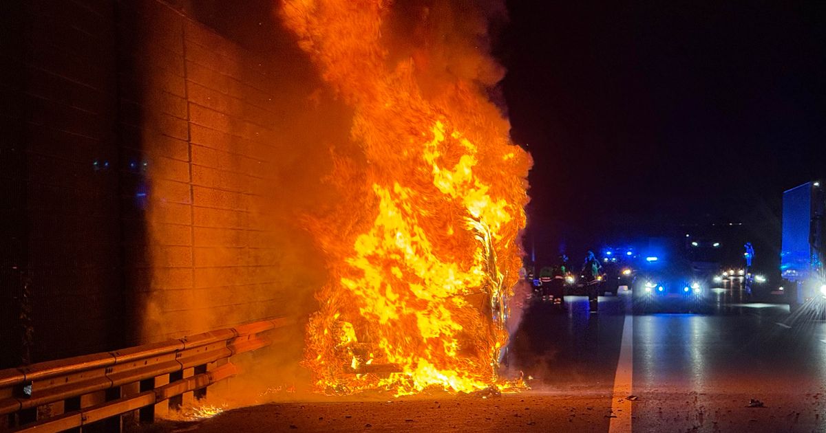 Kleinbus-stand-in-Vollbrand-Inntalautobahn-im-Unterland-kurzzeitig-gesperrt