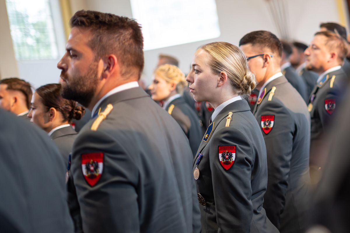 Haarige Angelegenheit: Warum männliche Soldaten nun Pferdeschwanz tragen dürfen