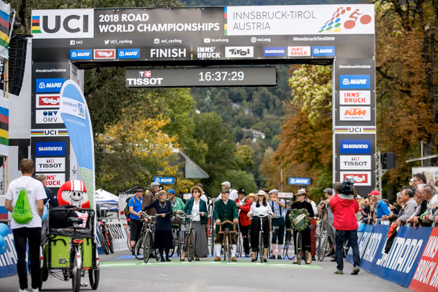 Vor der offiziellen WM-Eröffnungsfeier fand am Samstag eine Radparade quer durch Innsbruck statt.