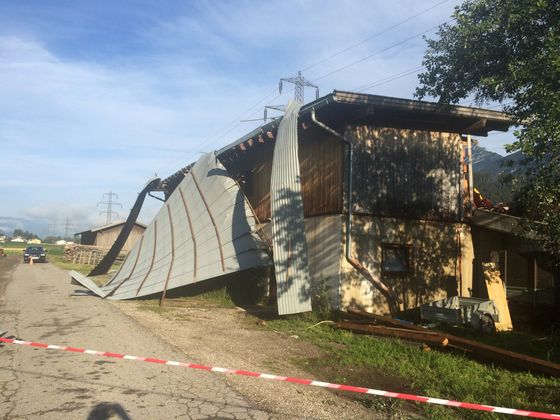 In Weer wurde ein Dach schwer beschädigt.