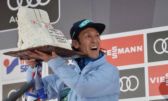 Noriaki Kasai wurde bei seinem 100. Tourneesprung Zehnter und freute sich über Kuchen.