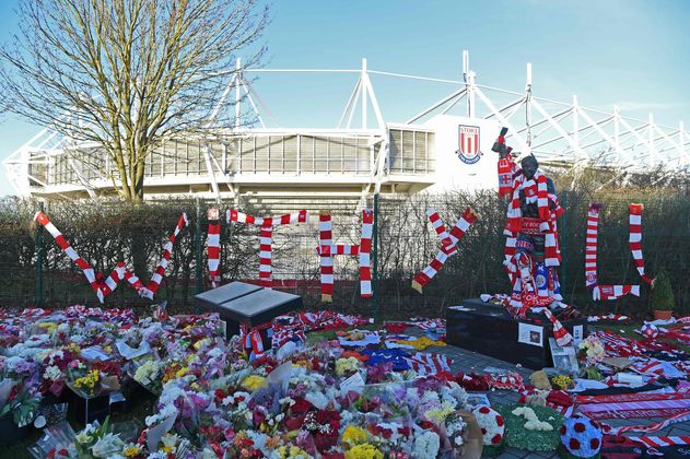 4. März: Die Anhänger von Stoke City trauern rund drei Wochen nach dem Tod von Englands Weltmeister-Torhüter Gordon Banks um die Club-Legende. Täglich werden Blumensträuße, Schals und weitere Andenken an den Keeper vor der Statue abgelegt.