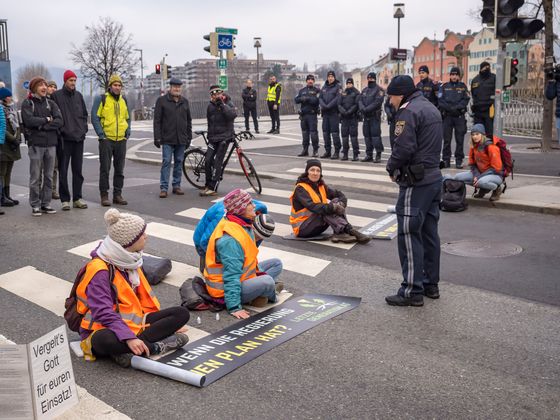 Die Polizei nahm auch die Daten der KlimaaktivistInnen auf.