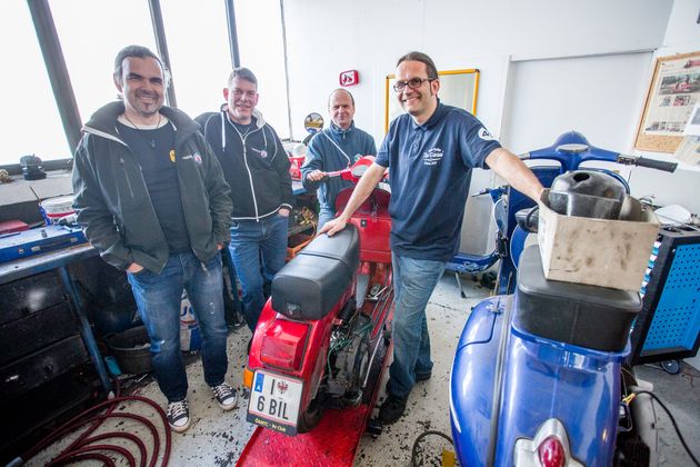 Vier Mitglieder des  "Mountainmen Vespa Club", ganz rechts Obmann Markus Tomasini.