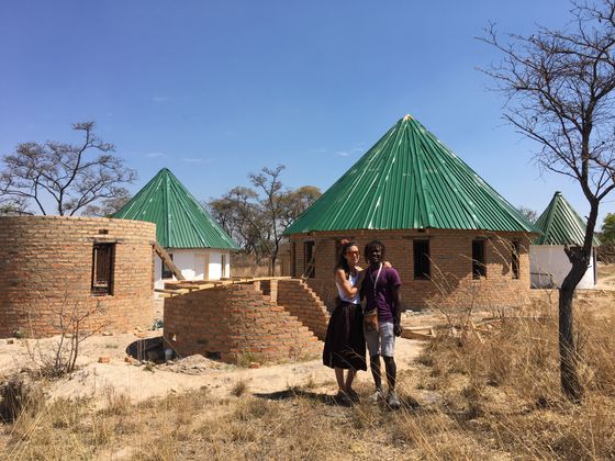 Nicole Karombe-Rott und ihr Mann Martin Karombe haben sich 2014 bei der gemeinsamen Arbeit mit Waisenkindern im Simbabwe kennen- und lieben gelernt. Martin selbst stammt aus der Stadt Mutare in Simbabwe. Seit 2017 lebt das Paar mit seinen zwei Söhnen wieder in Polling.