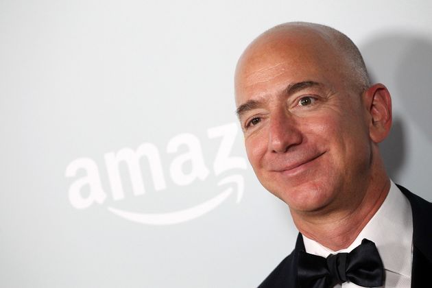 Jeff Bezos. Nettovermögen:  177 Milliarden Dollar | Kürzlich überholte er Elon Musk wieder als reichsten Mann der Welt. Vor ein paar Monaten kündigte der Amazon-Gründer an, dass er seine Position als CEO aufgibt, um sich auf andere Unternehmungen zu konzentrieren, wie z. B. Blue Origin, seine Firma für Raumfahrt und Exploration, die Musks Hauptkonkurrent in dieser Branche ist.