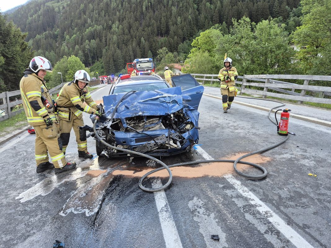 Drei Verletzte bei heftiger Frontalkollision auf Stubaitalstraße