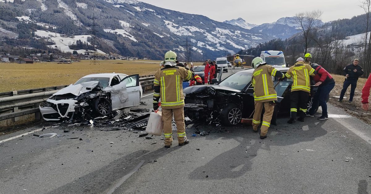 Drei-Verletzte-bei-Unfall-in-Stumm-Zillertalstra-e-nach-Sperre-wieder-offen