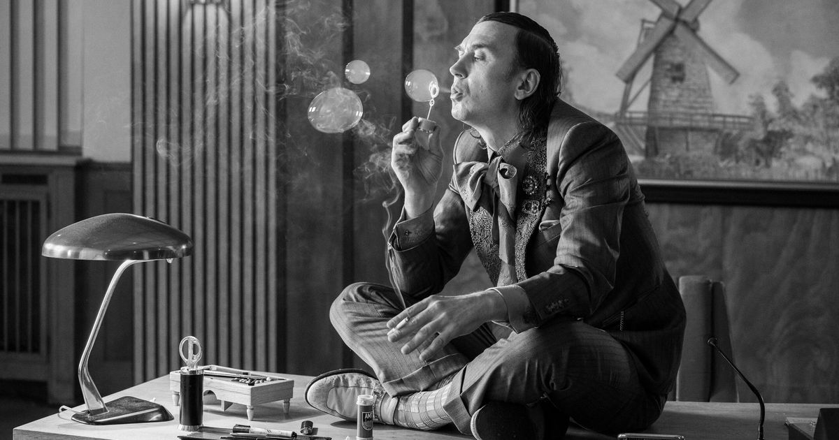 -Piss-Bomben-werfen-und-schreiben-Dieser-Film-mit-Karl-Markovics-und-Lars-Eidinger-ist-grandios