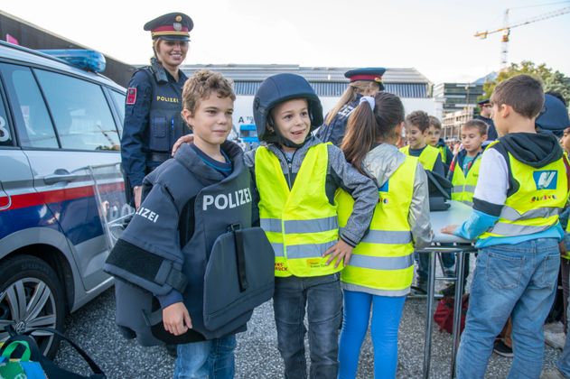 Kinder von der VS Kettenbrücke (3. SSt.) dürfen die Schutzausrüstung, die zB bei Demos getragen werden, anprobieren.