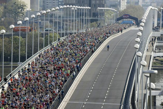 Tausende Läufer überquerten die Reichsbrücke. 