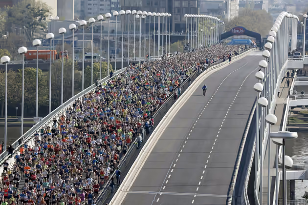Tausende Läufer überquerten die Reichsbrücke. 