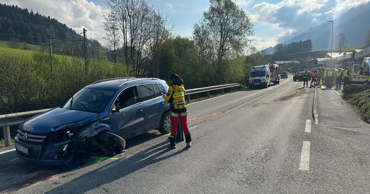 Schwerer-Unfall-im-Fr-hverkehr-in-Westendorf-Verletzte-Lenkerin-ins-Spital-geflogen