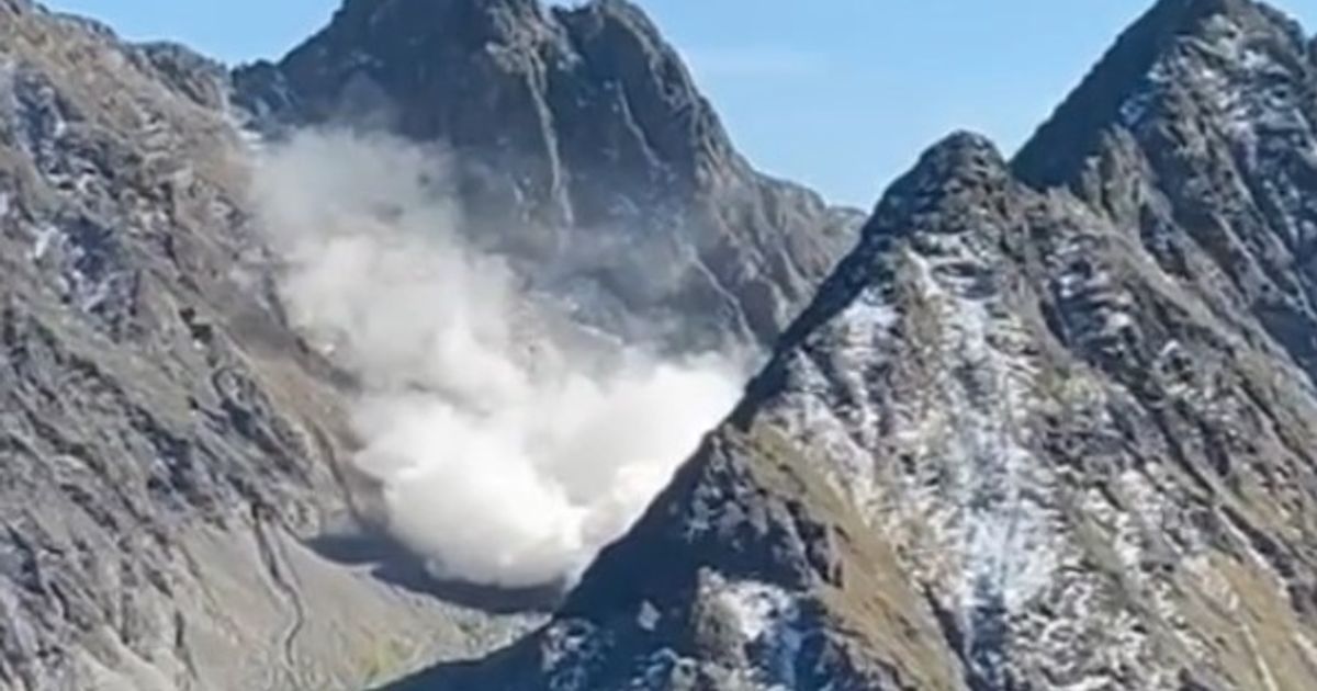 Gesteinsbrocken-und-Staubwolke-Massiver-Felssturz-beim-Ro-kogel-in-Inzing