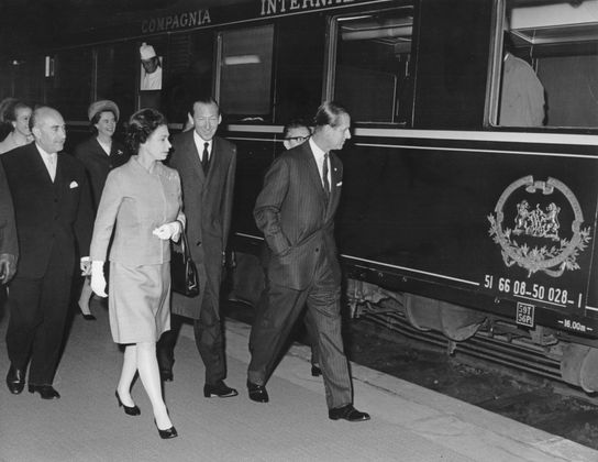Königin Elizabeth II. und Prinz Philip werden im Mai 1969 am Bahnhof Innsbruck im Rahmen eines Staatsbesuches vom damaligen Außenminister Kurt Waldheim und seiner Frau Elisabeth Waldheim begrüßt.