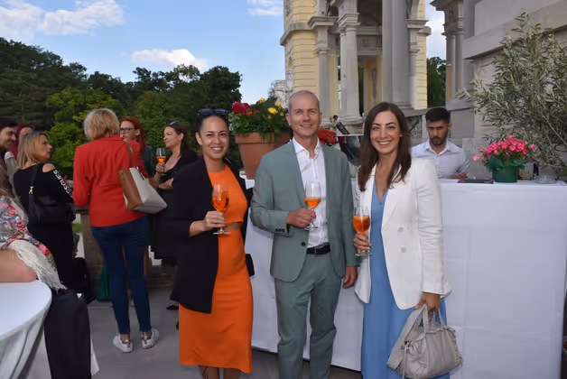 Bundesländerinnen-Geschäftsführer Andreas Eisendle mit Wienerin-CR Jasmin Schakfeh und Samira Kurz (l., Prokuristin Wienerin).