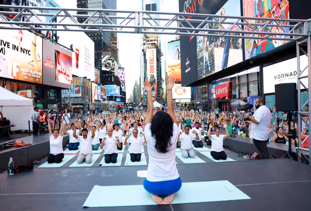 Mitten im Trubel des New Yorker Times Square und mitten in einer Hitzewelle haben Hunderte Menschen gemeinsam Yoga gemacht. 