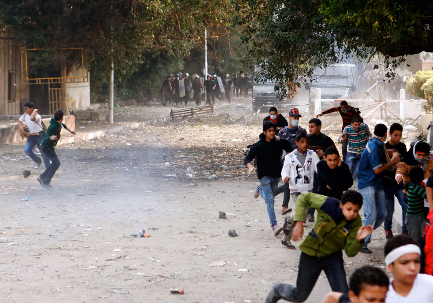 Mann erstickt nach Tränengas-Angriff in Kairo – Heftige Kämpfe in Syrien