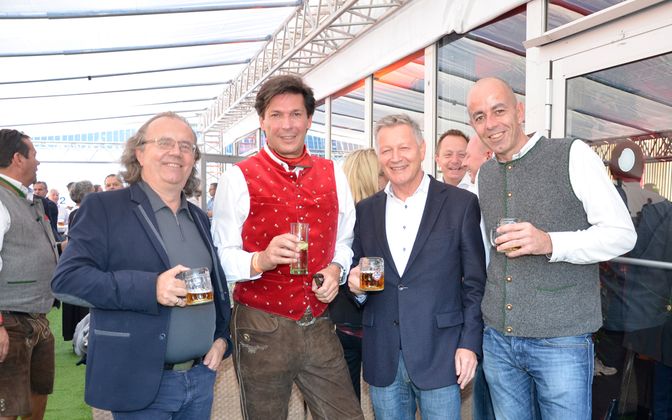 MoHo-CEO Hermann Petz, ORF-Marketingleiter Roland Tanzer, ORF-Landesdirektor Helmut Krieghofer, TT-Marketing-Chef Norbert Adlassnigg (v. l.) stoßen auf das erfolgreiche Oktoberfest an.