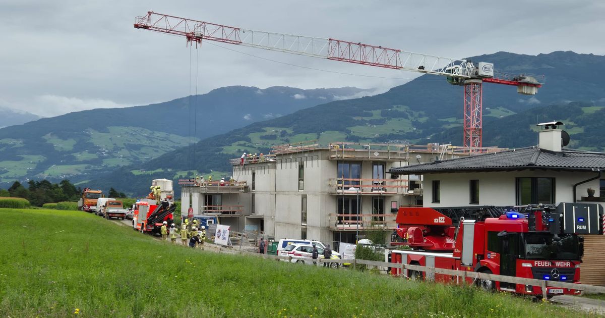 Arbeiter-auf-Baustelle-in-Absam-verletzt-25-J-hriger-mit-Baukran-vom-Dach-geborgen