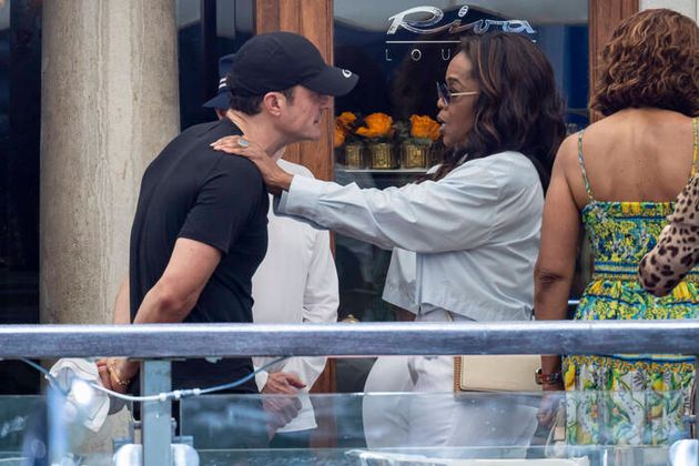 Orlando Bloom und Oprah Winfrey unterhalten sich auf der Terrasse des Nobelhotels Gritti in Venedig.