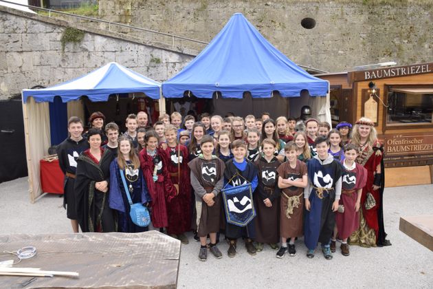 Auch die Schüler der NMS Breitenbach mit ihren selbstgenähten Kostümen und Lehrerin Sylvana Reinisch (rechts) waren wieder beim Ritterfest.