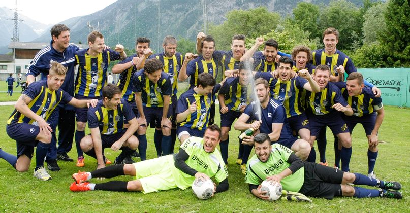 Landesliga Ost: Der SK Jenbach marschierte mit 68 Punkten souverän zum Meistertitel. Gefeiert wurde rund um Schützenkönig Stefan Milenkovic (29 Tore) bis in die frühen Morgenstunden.