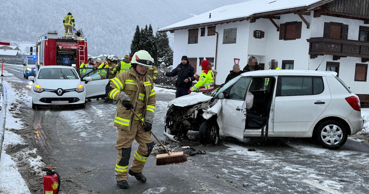 Frontalunfall-in-Strass-im-Zillertal-Zwei-junge-Frauen-schwer-verletzt