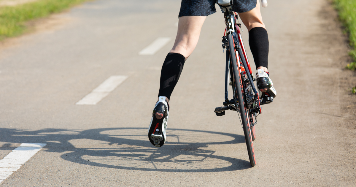Rennradfahrer-st-rzte-in-Fritzens-mit-Rad-ber-Leitschiene