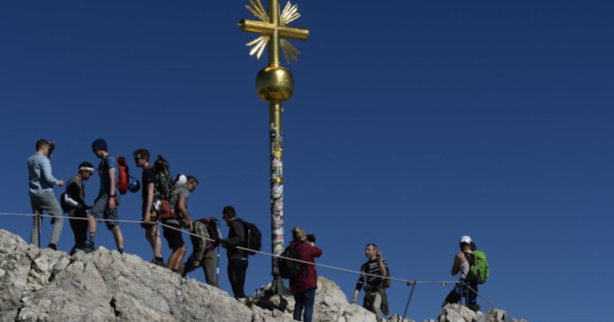 Mit-Stickern-zugepflastert-Gipfelkreuz-der-Zugspitze-wird-abmontiert-und-restauriert