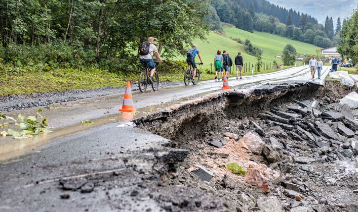 Aufnahmen vom Freitag zeigen die Verwüstung das Unwetter am Vortag im Glemmtal hinterlassen hat.