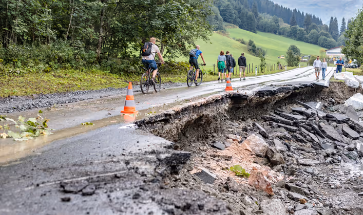 Aufnahmen vom Freitag zeigen die Verwüstung das Unwetter am Vortag im Glemmtal hinterlassen hat.