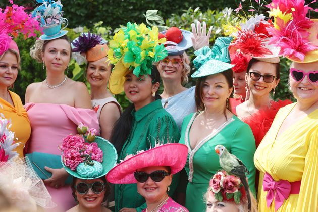 Tag eins in Ascot: Wer auffallen will, tut sich mit Gleichgesinnten zusammen.