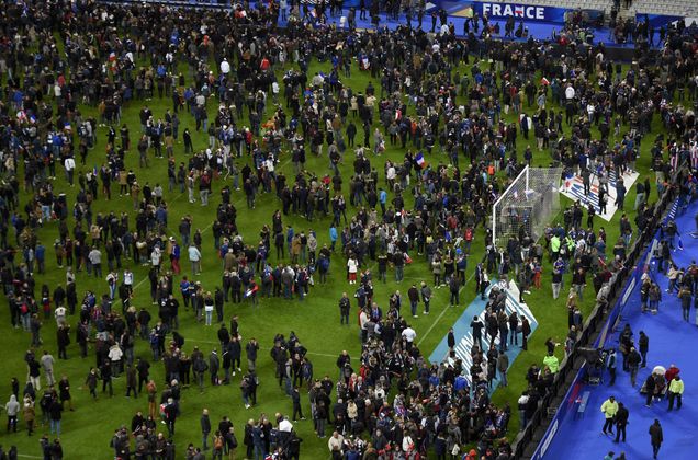 Direkt nach dem Länderspiel strömten viele auf das Spielfeld, weil sie nicht wussten, was sie tun sollten. Während des Spiels waren in der Nähe des Stadions drei Explosionen detoniert. Wie sich später herausstellte, hatten sich Attentäter in die Luft gesprengt.