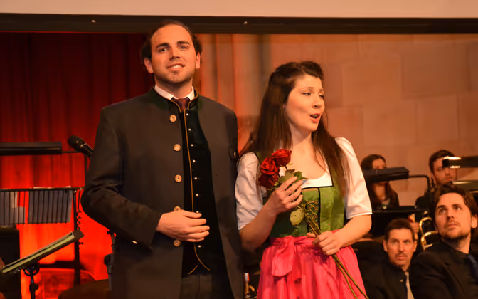 Liviu Holender und Florina Ilie verschenkten musikalisch rote Rosen ...