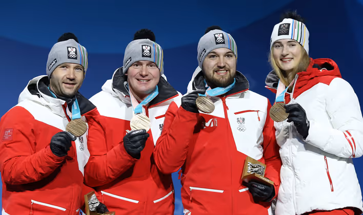 Die Bronze-Rodler im Teambewerb: Peter Penz und Georg Fischler, David Gleirscher sowie Madeleine Egle.